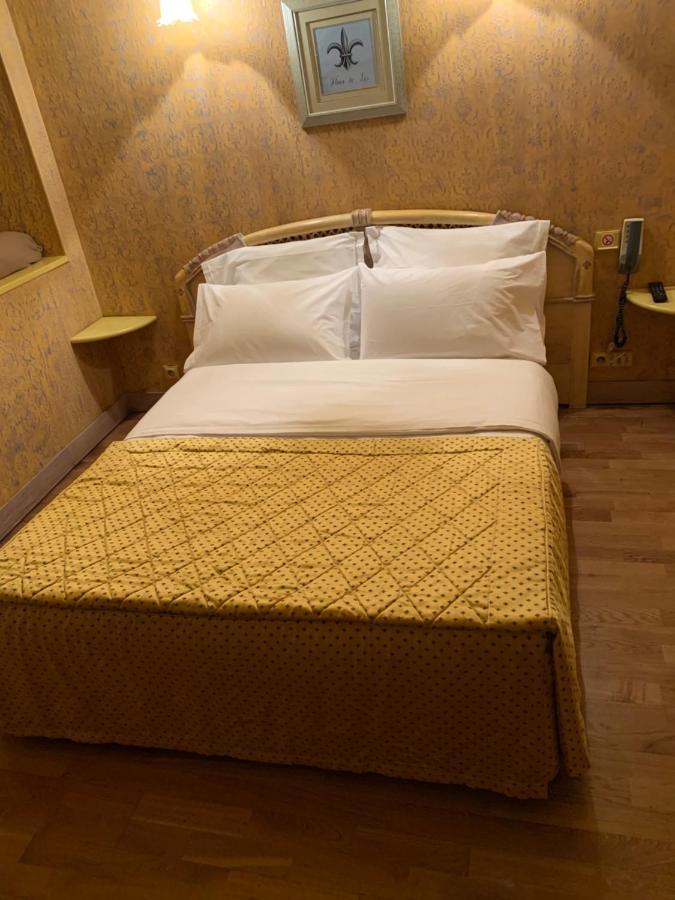 Hotel De La Tour Pont-de-l'Arche Ngoại thất bức ảnh