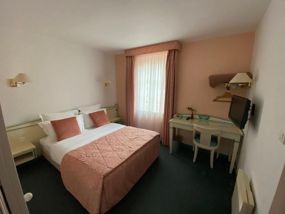 Hotel De La Tour Pont-de-l'Arche Ngoại thất bức ảnh